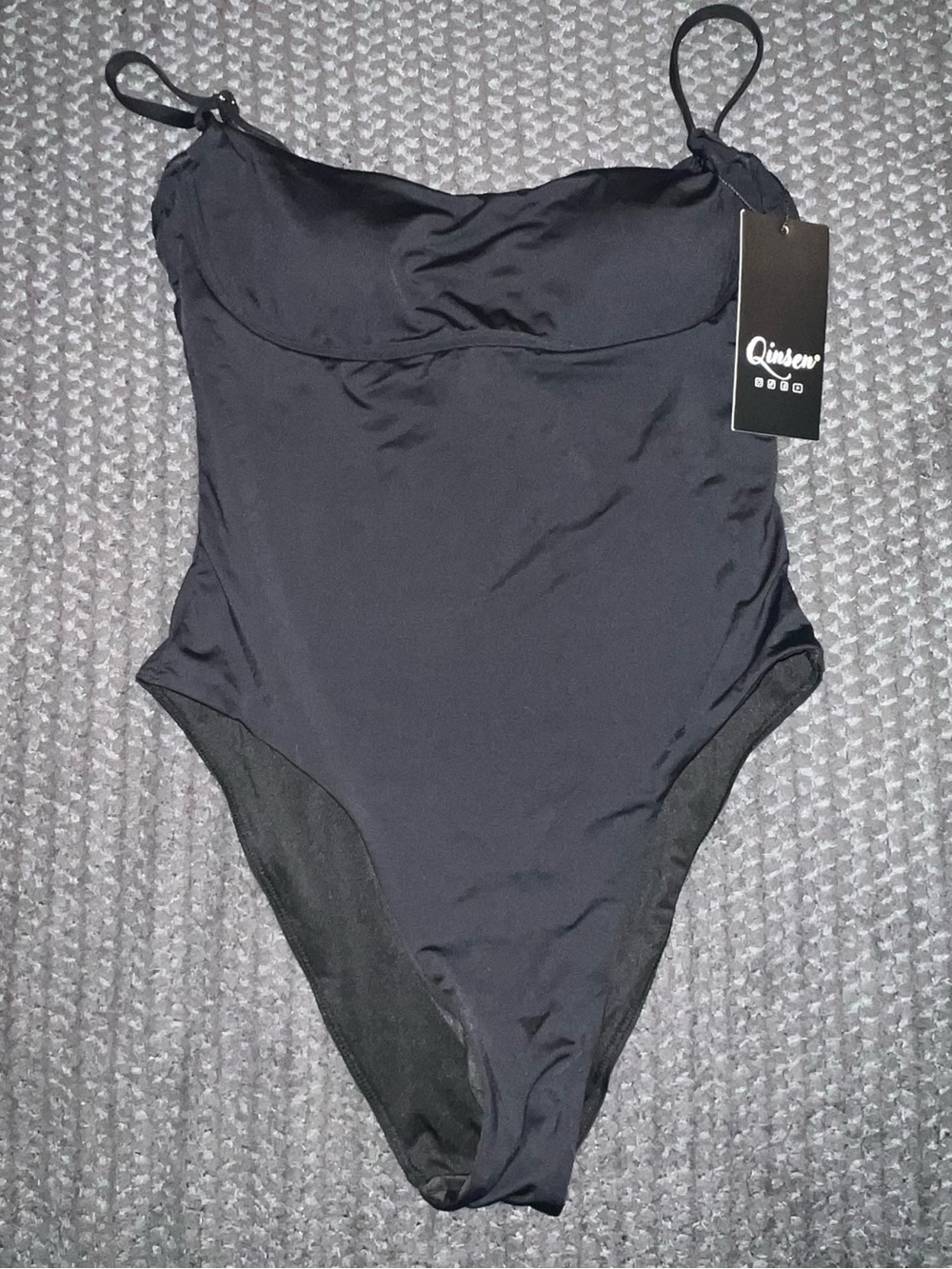Qinsen Black One-Piece Swimsuit - Sleek Scoop Neck